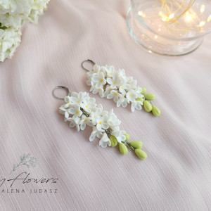 Kolczyki z białymi kwiatami bzu
