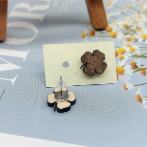 Drewniane kolczyki sztyfty koniczyna brązowa