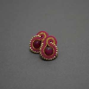 małe kolczyki sutasz z agatami