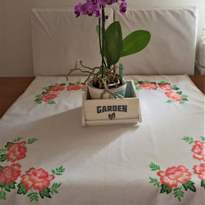 Serweta haftowana z motywem kwiatowym