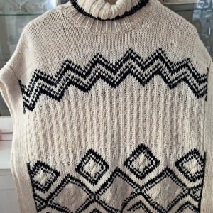 Białe poncho z golfem