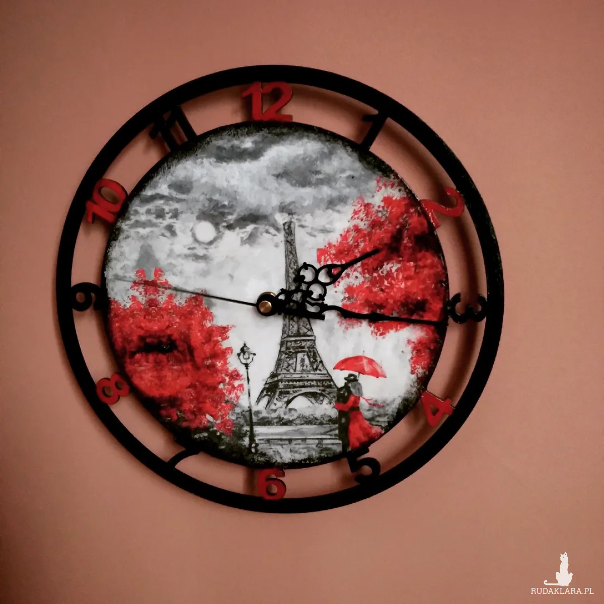 Drewniany Zegar Magia Paryża Zakochani w Paryżu Love in Paris Francuska Miłość Wieża Eiifla Czerwone akcenty decoupage