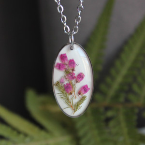 Srebrna zawieszka srebrny wisiorek naszyjnik żywica z żywicy kwiaty z kwiatami jajowata retro naturalna różowe delikatna dziewczęca kobieca wrzos wrzosiec