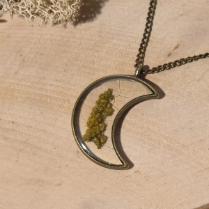 Wisiorek z żywicy - kwiaty nawłoci