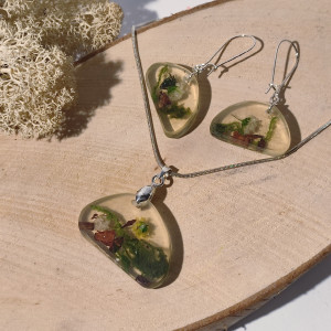Zestaw biżuterii z żywicy - wisiorek i kolczyki las w żywicy