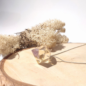 Wisiorek z żywicy - diament