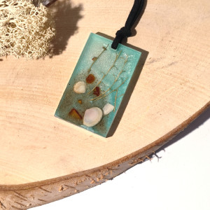 Wisiorek z żywicy - morze zatopione w żywicy