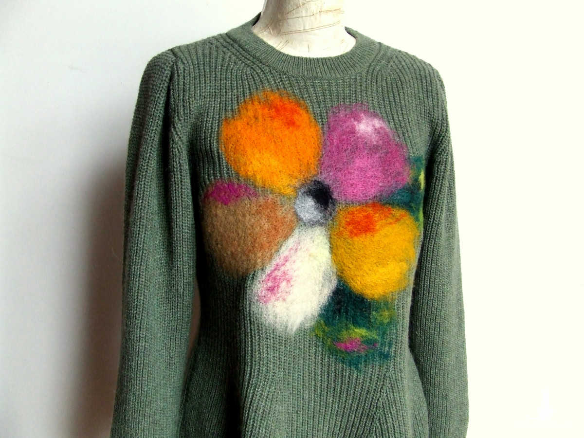 zielony sweter z filcowanym kwiatem r. 38