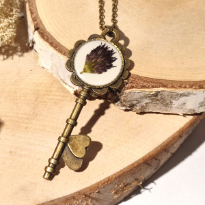 Wisiorek z żywicy - koniczyna