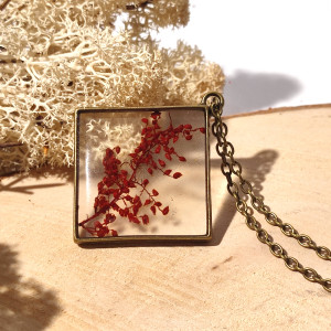 Wisiorek  z żywicy - czerwone kwiaty