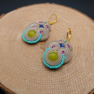 BEŻOWO-KOLOROWE WISZĄCE KOLCZYKI SUTASZ