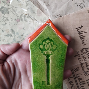 Karmnik szmaragdowy z kluczem