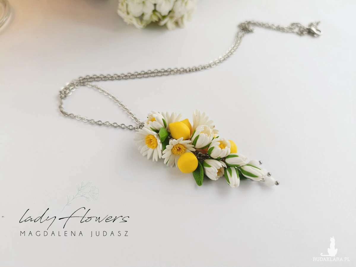 Naszyjnik z cytrynkami i kwiatami