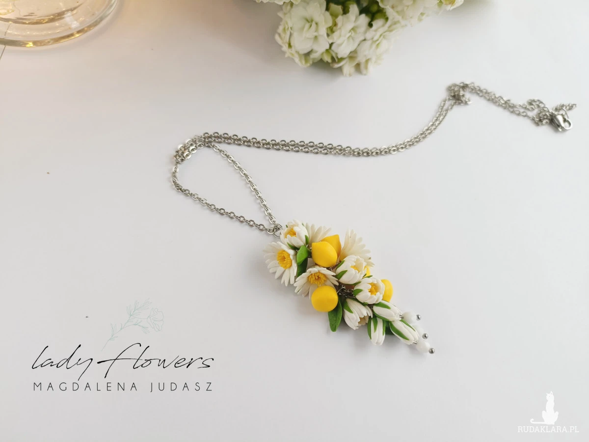 Naszyjnik z cytrynkami i kwiatami