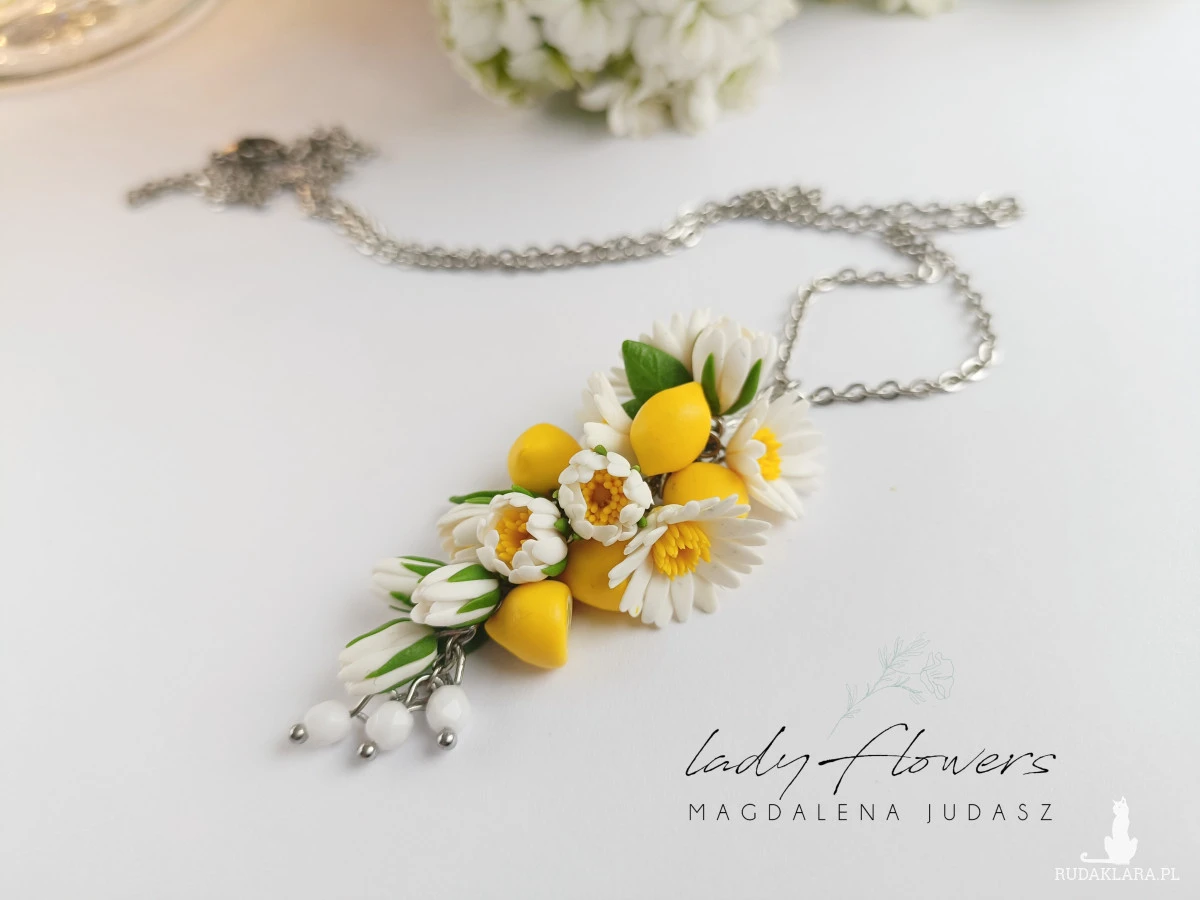 Naszyjnik z cytrynkami i kwiatami