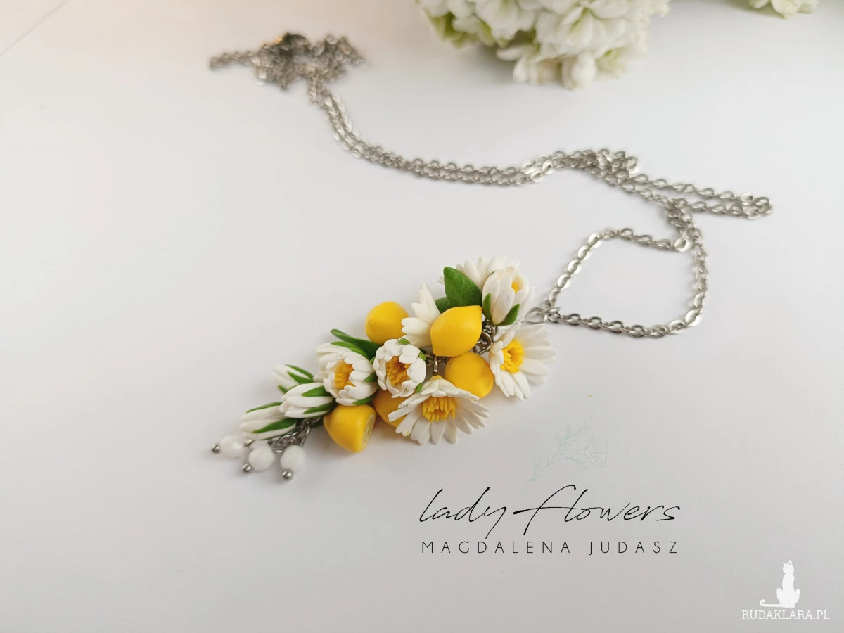 Naszyjnik z cytrynkami i kwiatami