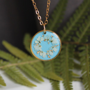 Złota zawieszka z prawdziwymi kwiatami niebieska błękitna złoty wisiorek