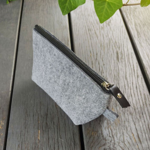 Wysoki filcowy piórnik, etui na kosmetyki zamykane na zamek - szary