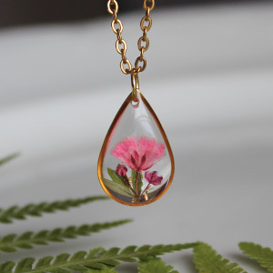 Złota łezka zawieszka złoty wisiorek kwiat naszyjnik żywica z żywicy suszone kwiaty z kwiatami naturalne żywe kwiaty wrzos wrzosiec różowa gipsówka