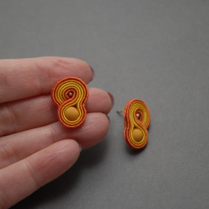 małe, pomarańczowe kolczyki sutasz