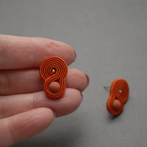 małe, pomarańczowe kolczyki sutasz