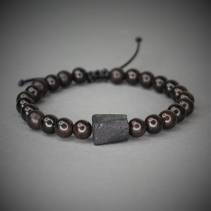 Bransoletka ochronna z turmalinem i koralikami z drewna sandałowego.