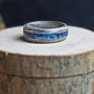 Obrączka  na zamówienie, wykonana z dębu szarego z paskiem kamieni w wierzbowym pudełku