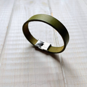 Skórzana bransoletka w kolorze zielonym
