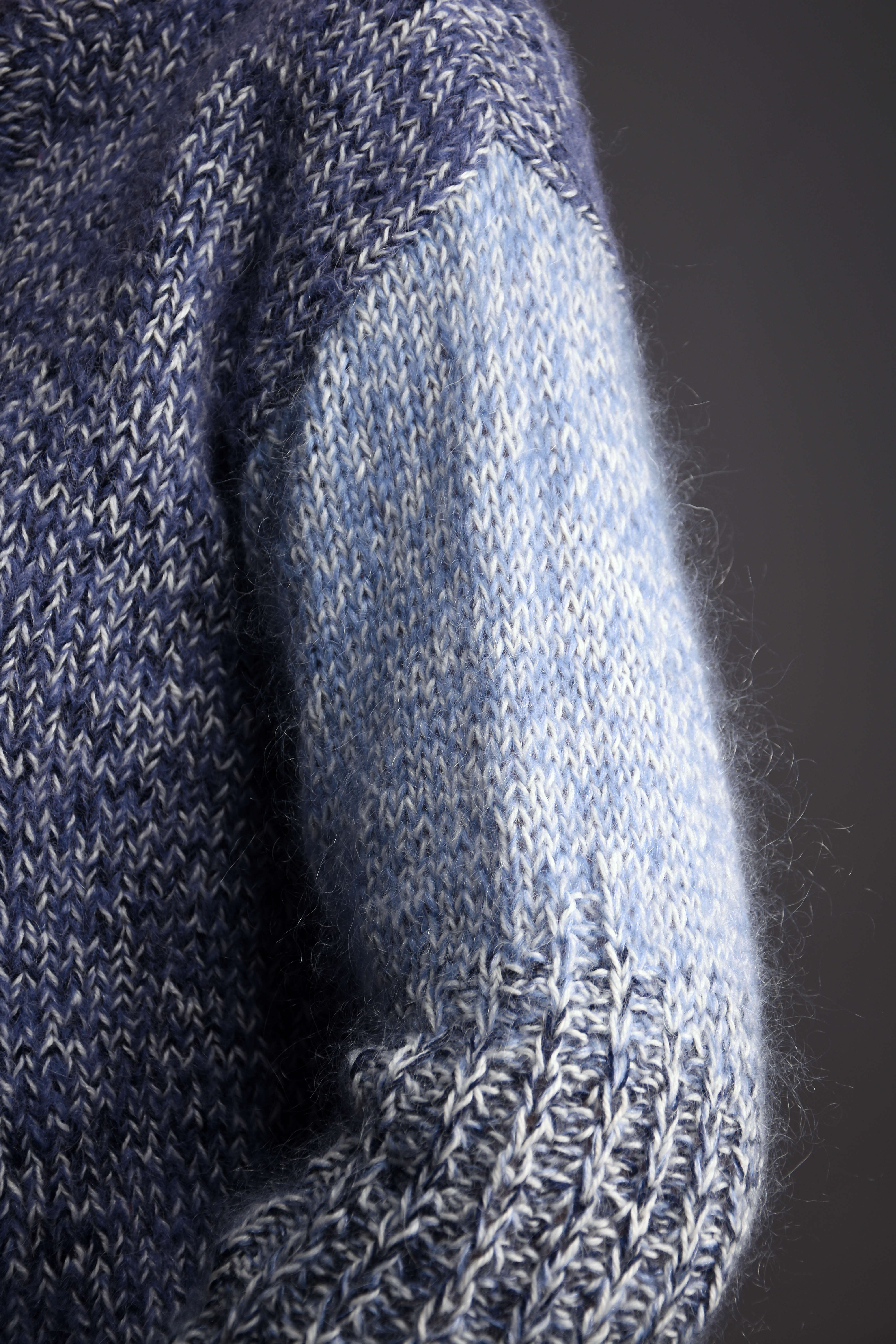 Sweter damski ZIMA, zrobiony ręcznie zrobiony na drutach, melanż granatu, bieli i błękitu.Ciepły sweter z alpaki