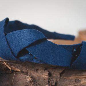 Granatowa opaska z koralikami