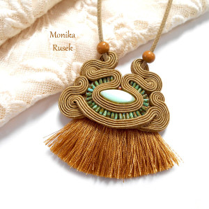 NASZYJNIK SUTASZ BOHO piasek z turkusem