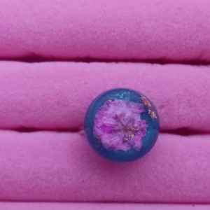 Złoty pierścionek regulowany z kwiatami suszone kwiaty żywica epoksydowa gipsówka