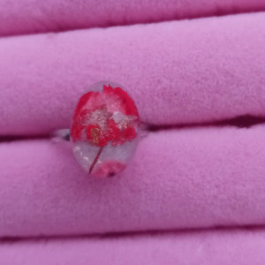 Metalowy pierścionek regulowany z kwiatami, suszone kwiaty, żywica epoksydowa, gipsówka