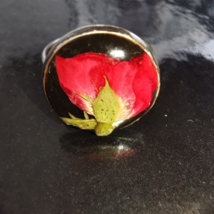 Pierścionek z różą, z prawdziwym kwiatem, żywica epoksydowa, róże, stal nierdzewna