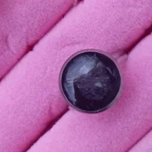 Stalowy pierścionek regulowany z kwiatami, suszone kwiaty, żywica epoksydowa, zatrwian