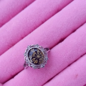 Stalowy pierścionek regulowany z kwiatami, suszone kwiaty, żywica epoksydowa, dzika marchew