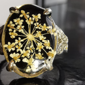 Metalowy pierścionek regulowany z kwiatami, suszone kwiaty, żywica epoksydowa, czarna marchew