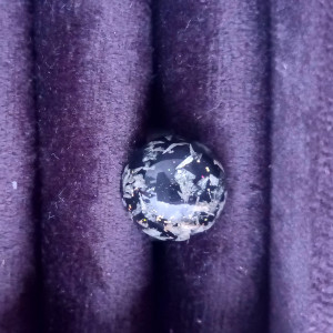 Duży stalowy pierścionek regulowany z kwiatami, suszone kwiaty, żywica epoksydowa, białe kwiaty