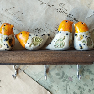 Wieszak z nakrapianymi ptaszkami
