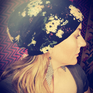 czapka codzienna w kwiaty