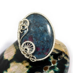 Rubin, srebrny pierścionek z rubinem w kyanicie, regulowany, prezent dla niej, prezent dla mamy, biżuteria ręcznie robiona, wire wrapped