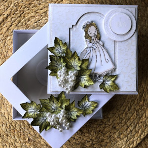 127,KOMUNIA<komplet komunijny - kartka w pudełku dla dziewczynki z życzeniami