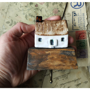 Wieszak z sielskim domkiem