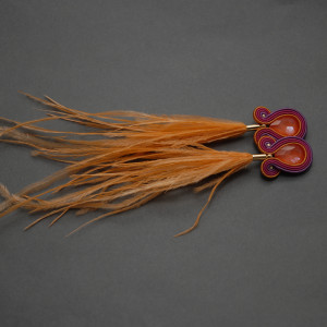 kolorowe kolczyki lub klipsy sutasz z piórami