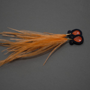 pomarańczowo-granatowe kolczyki lub klipsy sutasz z piórami