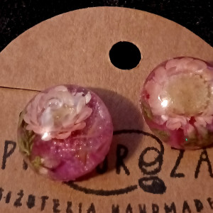 Kolczyki z różowymi kwiatami