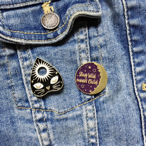 przypinka z księżycowym kotem i napisem "Stay Wild Moon Child"