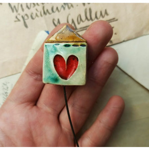 Domek  z serduszkiem na druciku
