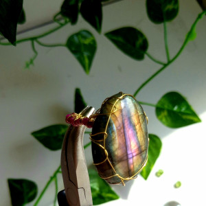 Pierścionek z labradorytem  I rubinem.