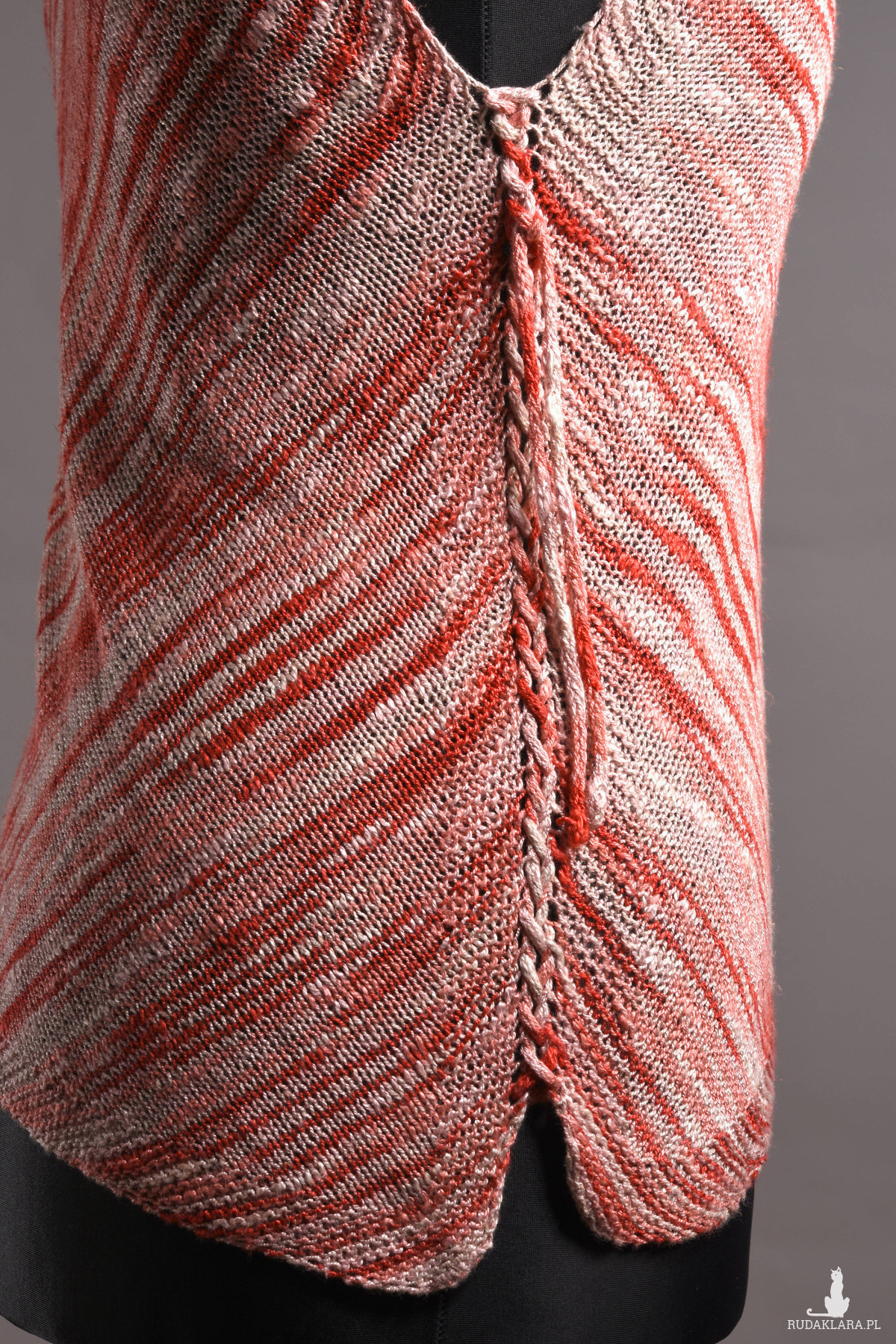 Trójkąty-damski top asymetryczny#zrobiony ręcznie#zrobiony na drutach#top na lato# melanż czerwieni i bieli#len i wiskoza